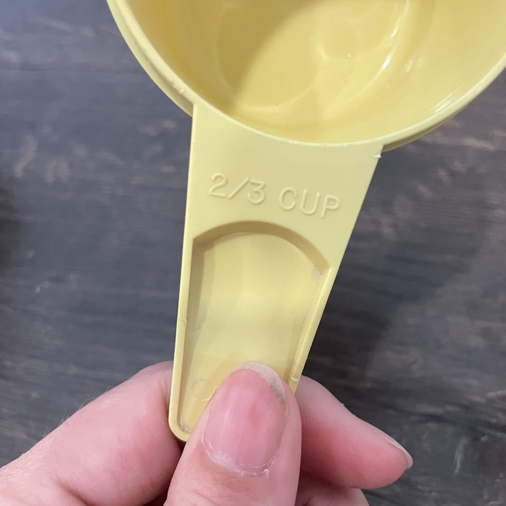 Vintage Tupperware Set of 5 Yellow Measuring Cups - Picture 6 of 8